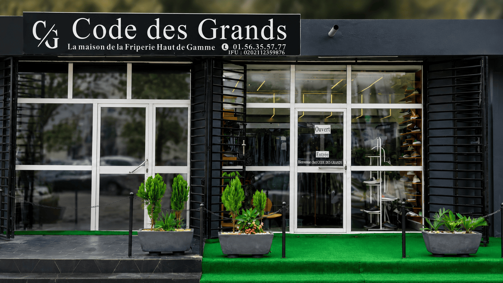 Façade de la boutique CODE DES GRANDS à Cité Houéyiho, Cotonou.